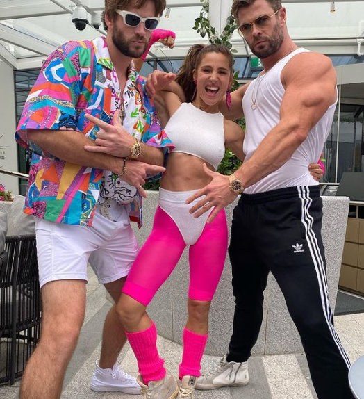 Chris Hemsworth, sein Bruder Liam und seine Ehefrau Elsa legten sich für eine 80er-Jahre Mottoparty in Sydney voll ins Zeug. Foto: Instagram/chrishemsworth.
