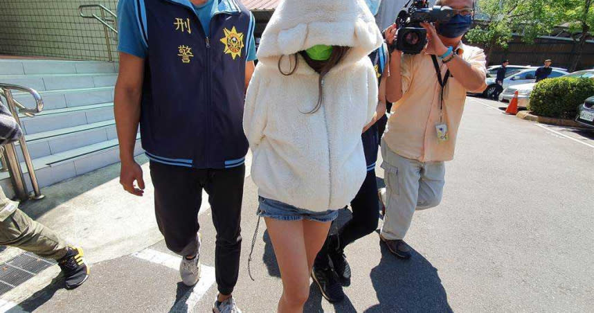 警方帶29歲林姓女子前往醫院相驗遺體。（圖／中國時報葉書宏攝）