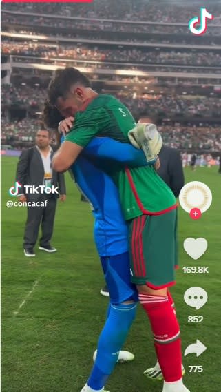 El Abrazo Entre Guillermo Ochoa Y Santiago Giménez