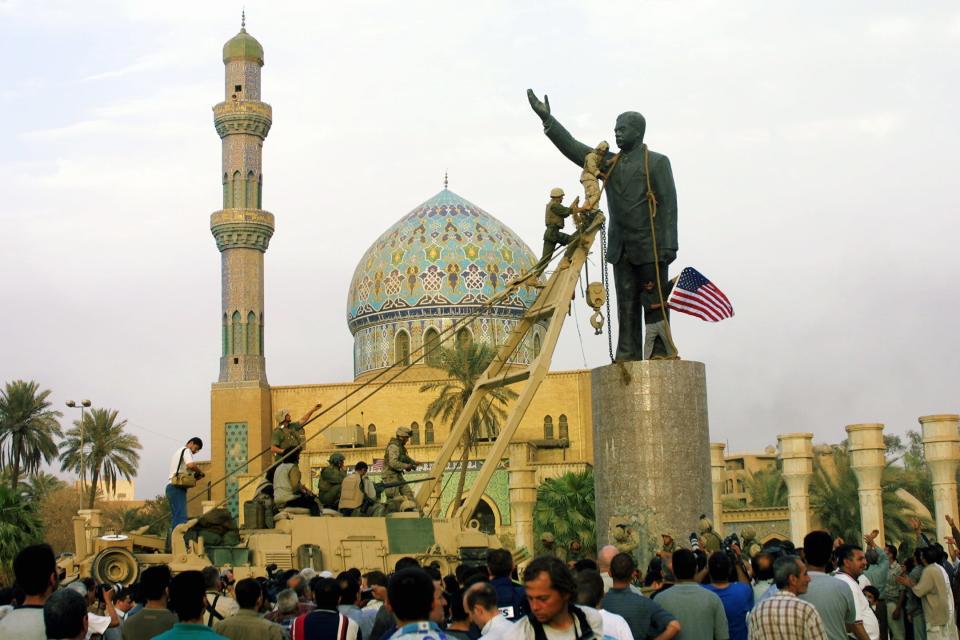 US troops Iraq Baghdad Saddam Hussein statue