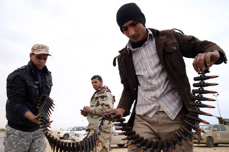 Fighters from Misrata adjust a belt of ammunition as they prepare to fight Islamic State fighters, near Sirte March 16, 2015. REUTERS/Goran Tomasevic