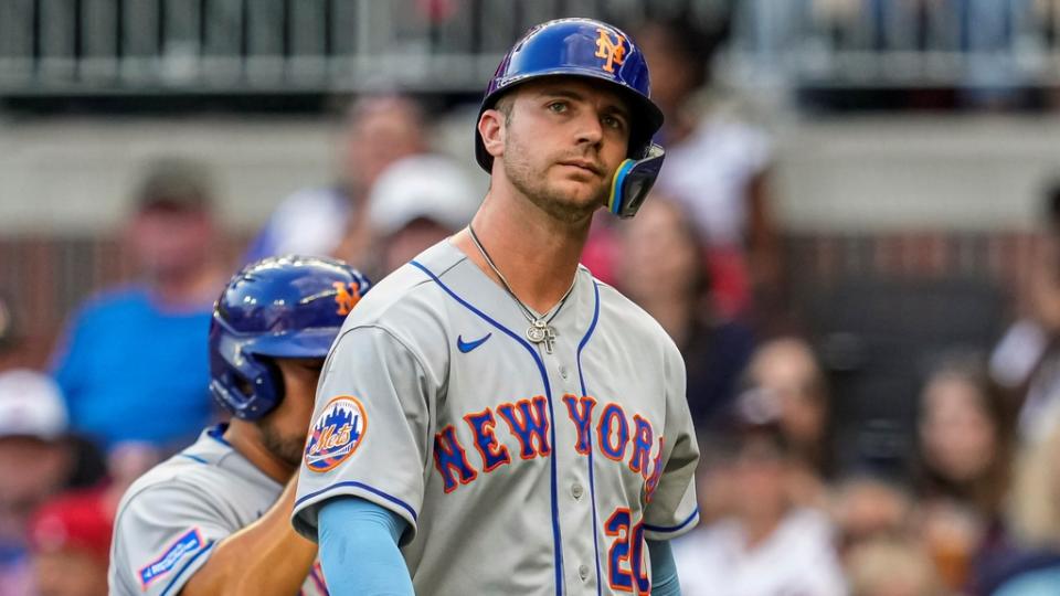 7 de junio de 2023;  Cumberland, Georgia, Estados Unidos;  El primera base de los Mets de Nueva York, Pete Alonso (20), reacciona al ser golpeado por un lanzamiento contra los Bravos de Atlanta durante la primera entrada en Truist Park.  Crédito obligatorio: Dale Zanine-USA TODAY Sports