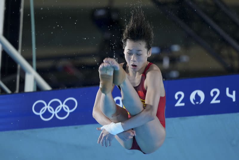 La china Hongchan Quan en acción en la competencia de salto en plataforma de 10 metros, durante los Juegos Olímpicos de París, en el Centro Acuático de Saint-Denis, Francia