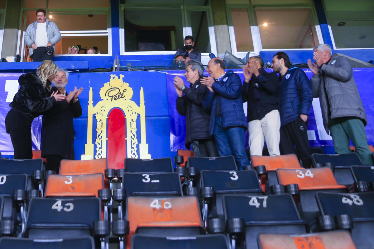 La selección mexicana instala el trono de Pelé en su estadio