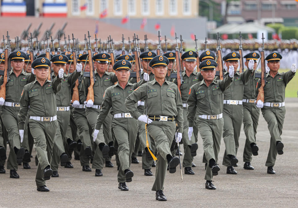 陸軍官校「校友連」以舊式正步端著五七式步槍通過觀禮台，氣勢不減當年。記者曾原信／攝影