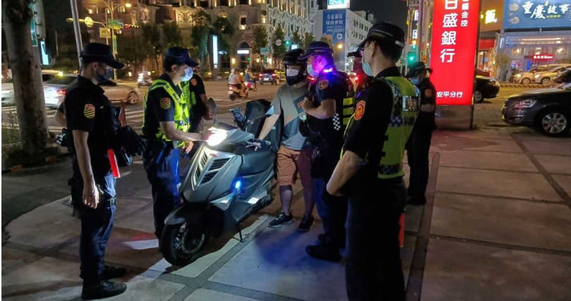 台南市警分局4日晚間與交通大隊、環保局、監理站等單位進行聯合稽查。（翻攝照片）