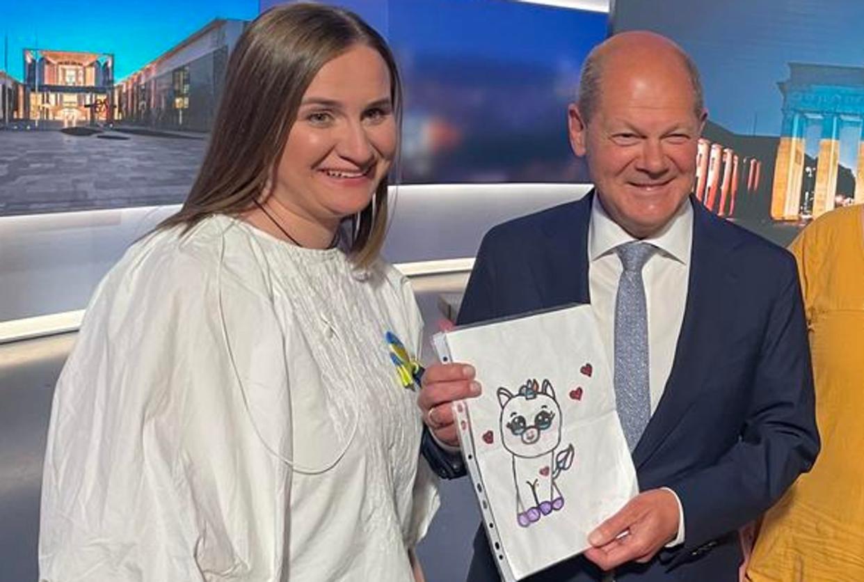 Bundeskanzler Olaf Scholz erhielt nach der Sendung ein besonderes Geschenk: Die Tochter der ukrainischen Geflüchteten Viktoriia Prytuliak hatte ihm ein Einhorn gezeichnet. (Bild: RTL)