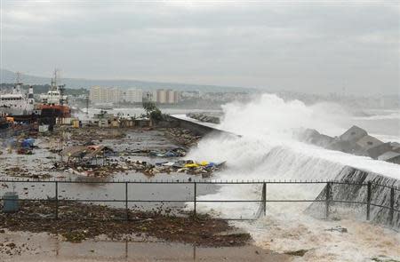 Waves crash onto the shore at a fishing harbour in Visakhapatnam district in Andhra Pradesh October 12, 2013. REUTERS/R Narendra