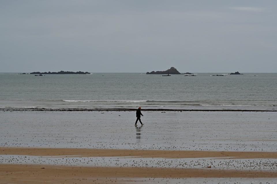 Un homme marche sur une plage lors du verrouillage à Saint-Malo, dans l'ouest de la France, le 16 novembre 2020. (Photo d'illustration) - Damien Meyer - AFP