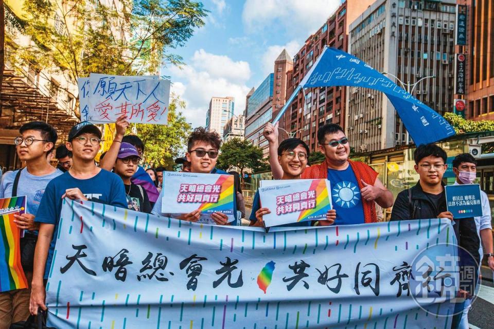 2020年同志大遊行，國民黨青年團組隊參加，總召陳柏翰（右3）說，青年團一直是支持婚姻平權的立場。