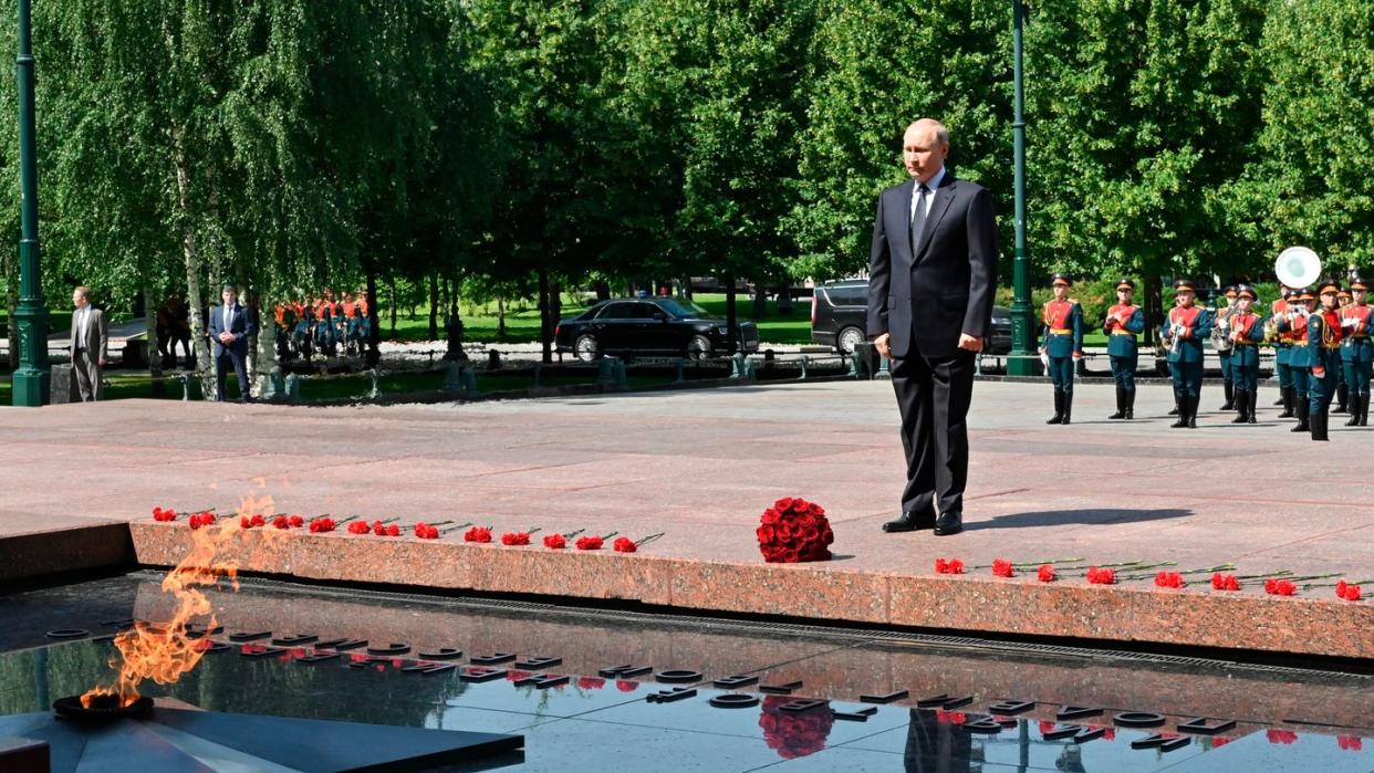 80. Jahrestag des Überfalls auf die Sowjetunion: Wladimir Putin am Grabmal des unbekannten Soldaten in Moskau.