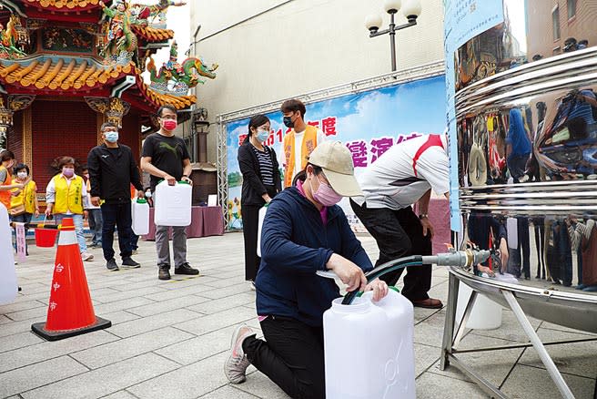 台中市西屯區抗旱應變演練，包含發布停水資訊、取水點排隊宣導、供水站水源不足通報及水情恢復正常等情境。（陳世宗攝）