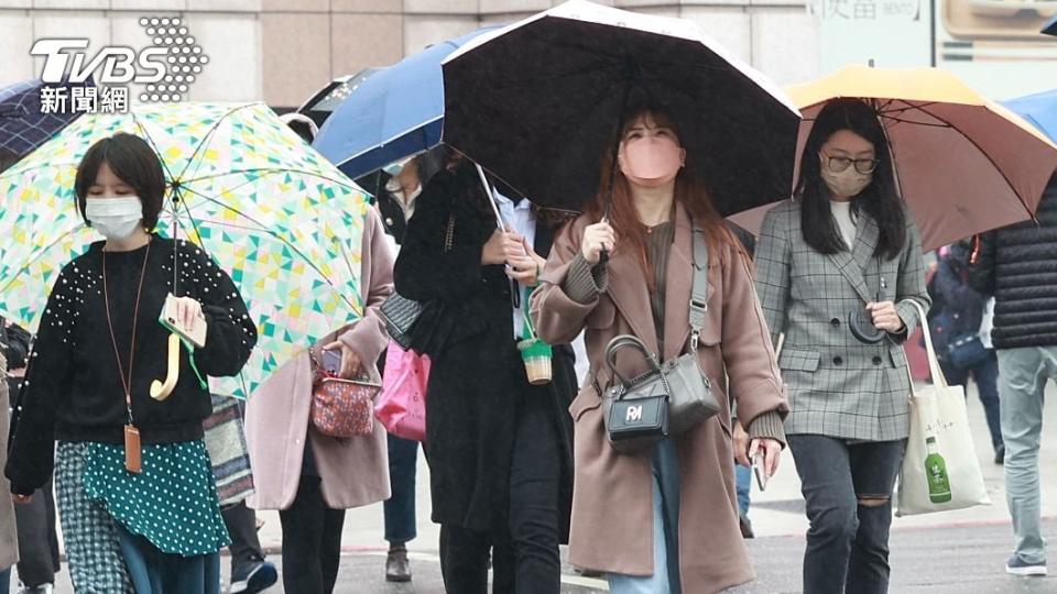 週三東北季風增強、水氣增多，北部及東半部地區有局部短暫雨。（圖／TVBS資料畫面）