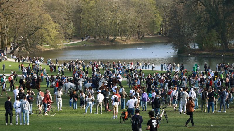 Las fuerzas policiales belgas dispersan a los jóvenes reunidos en el parque Bois de la Cambre / Ter Kamerenbos para una fiesta que desafía las medidas y restricciones de distanciamiento social de la enfermedad del coronavirus de Bélgica (COVID-19), en Bruselas