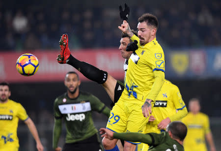 Soccer Football - Serie A - Chievo Verona vs Juventus - Stadio Marc'Antonio Bentegodi, Verona, Italy - January 27, 2018 Chievo Verona’s Fabrizio Cacciatore in action with Juventus’ Mario Mandzukic REUTERS/Alberto Lingria