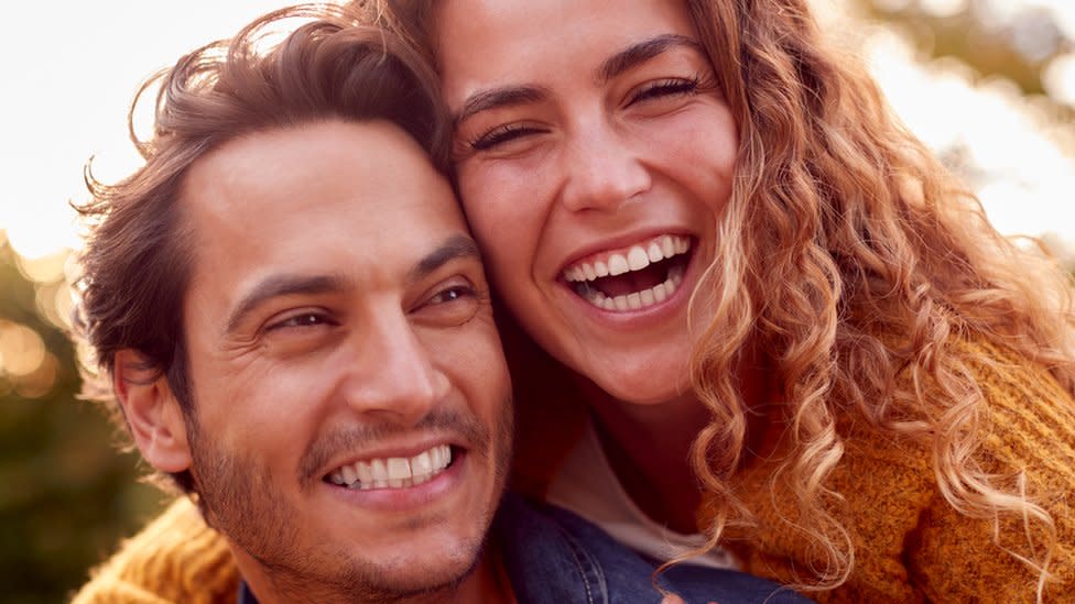 Una pareja sonriendo.