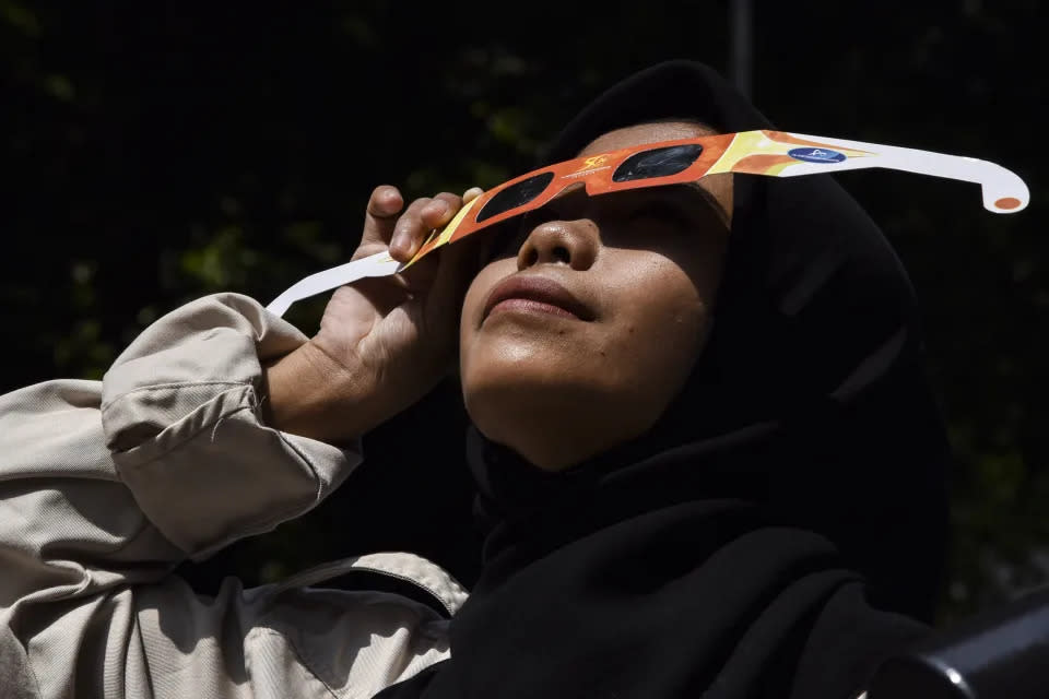 Te explicamos cómo proteger tus ojos para ver el eclipse solar del 8 de abril. (Getty Images)
