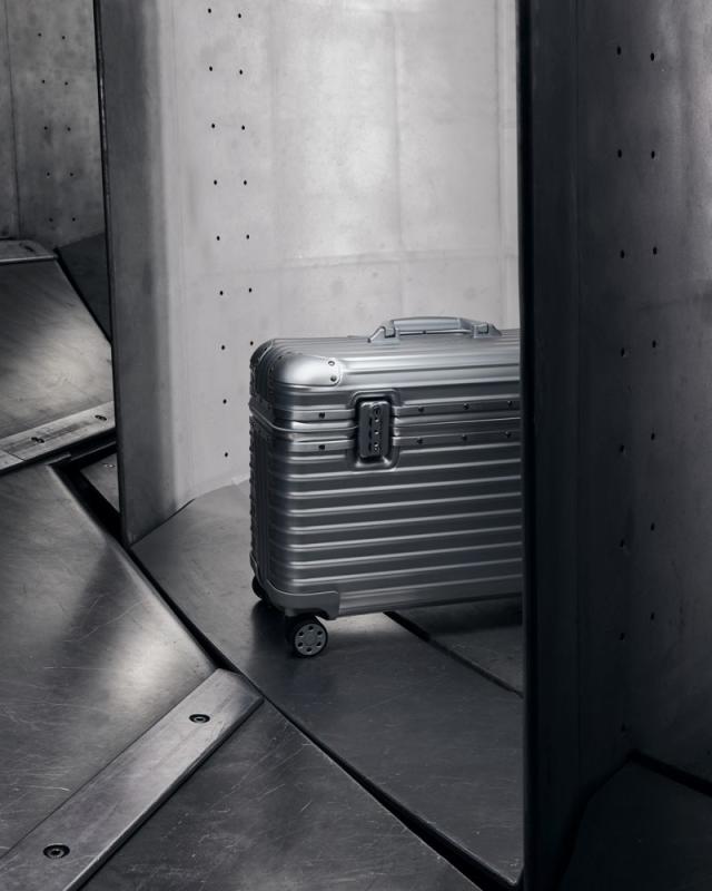 Modernized Luxury Pilot Suitcases : Rimowa Original Pilot Case