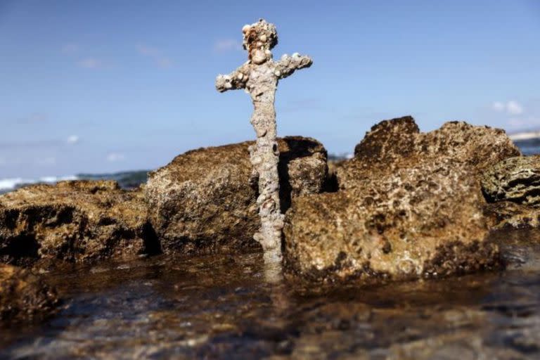 El buceador explicó que recuperó la espada del fondo del mar por temor a que fuera robada o enterrada de nuevo