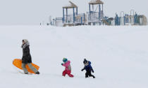 <p>In Portland im US-Bundesstaat Maine läuft eine Frau mit ihren zwei Kindern zum Rodeln durch den Schnee. In diesem Jahr tobte bereits der zweite Nor’easter (Nordoststurm) in Nordamerika. Stromausfälle und umgestürzte Bäume waren die Folge. Ein weiterer Sturm könnte folgen. (Bild: AP Photo/Robert F. Bukaty) </p>