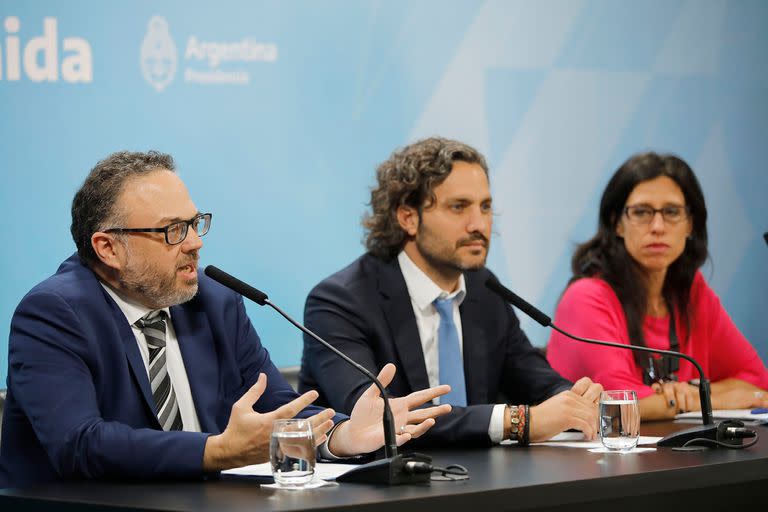 Conferencia de prensa, por precios cuidados. Santiago Cafiero (Jefe de Gabinete), Matías Kulfas (Ministro de Desarrollo productivo de La Nación) y Paula Español (Secretaria de Comercio Interior)