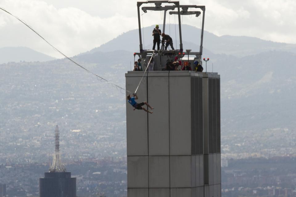 FOTOS: Alemán camina sobre cinta entre dos torres de Ciudad de México y rompe marcas