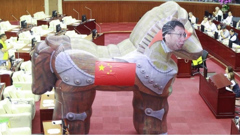 王世堅曾為柯文哲大手筆設計巨型木馬。（翻攝自游淑惠臉書）
