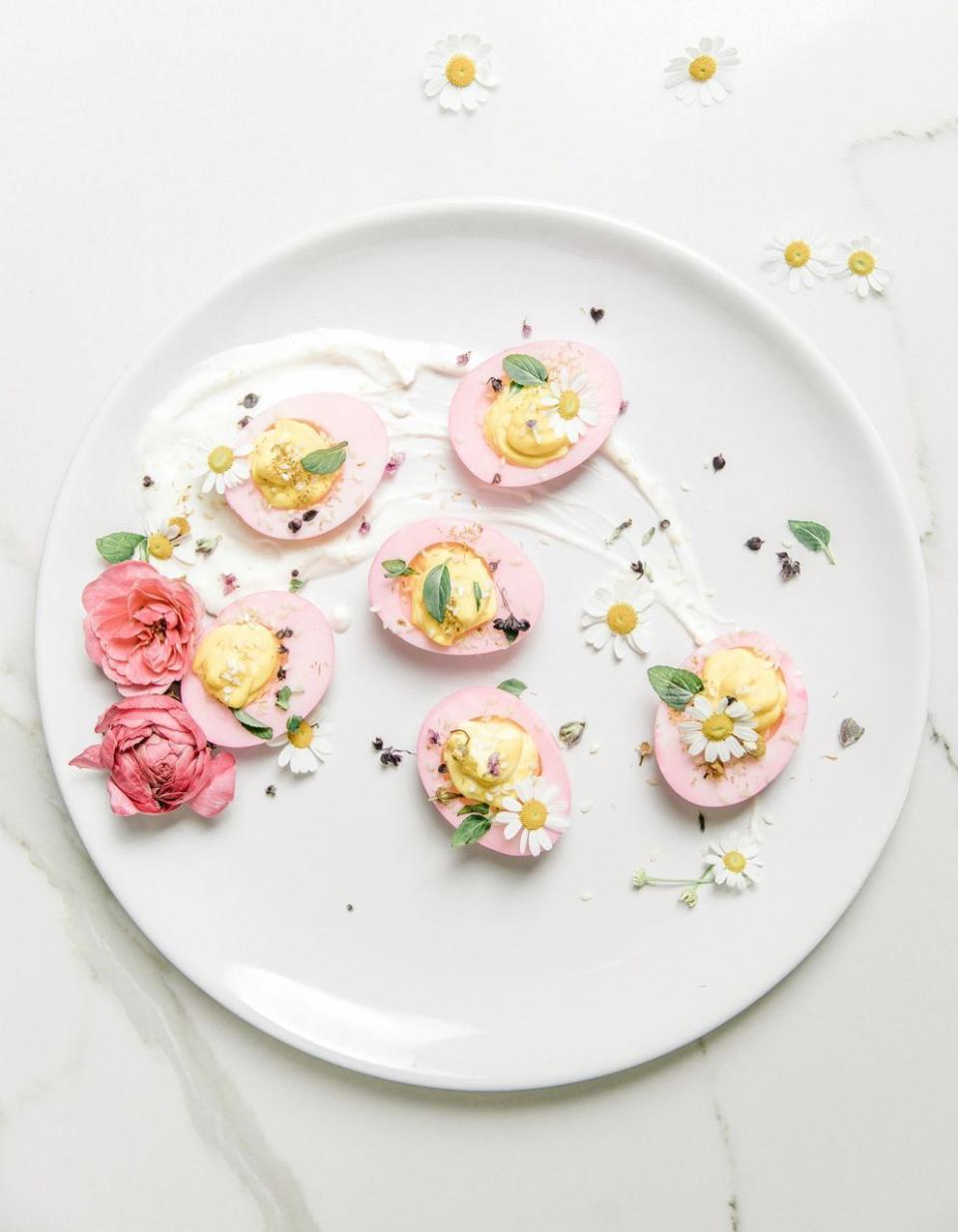 Œufs mimosa roses à la truffe