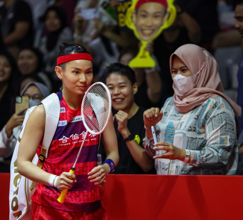 台灣羽球好手戴資穎（前左）在印尼也享有高人氣，每次進場都獲得滿場球迷的熱烈歡呼。（Badminton Photo提供／中央社）