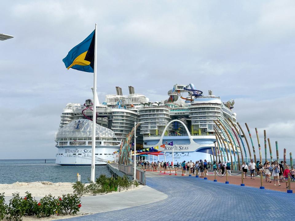 Die beiden Kreuzfahrtschiffe von Royal Caribbean lagen vor der Premiere der "Icon of the Seas" auf der Privatinsel vor Anker. - Copyright: Sharon Yattaw