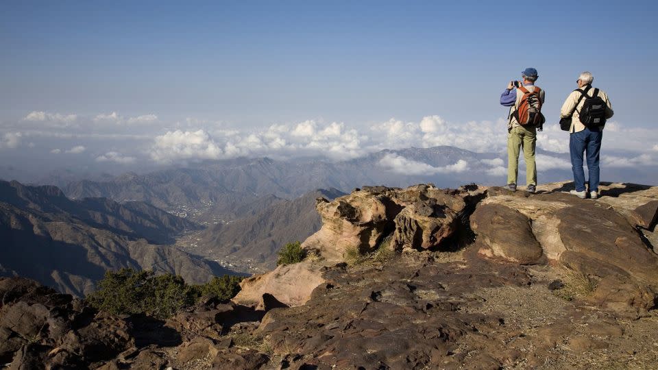 Al Soudah is a tourist hub with a cable car to the top of Jabal Sawda. - mauritius images GmbH/Alamy Stock Photo