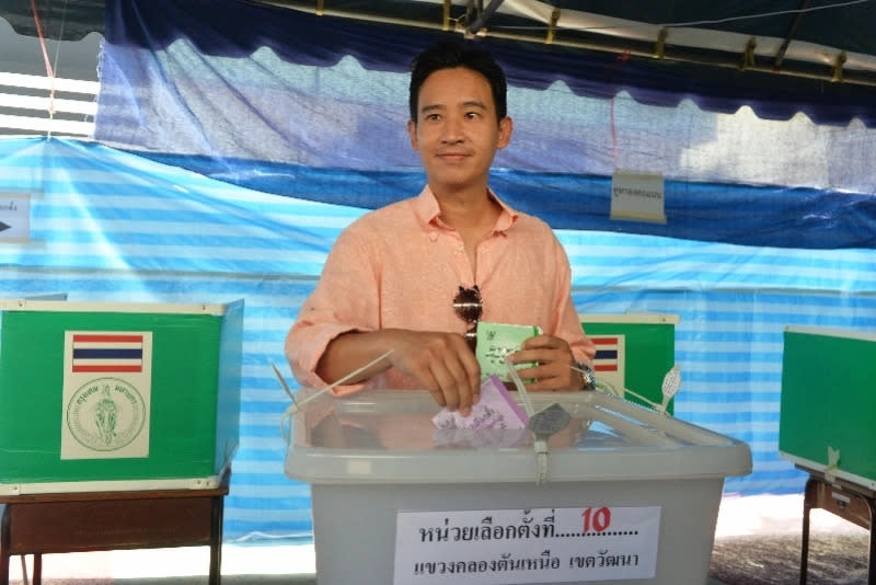當地時間 7 月 13 日，泰國國會舉行總理選舉。遠進黨黨魁皮塔落選。圖為皮塔在曼谷一處投票站投票。   圖：翻攝自南方都市報