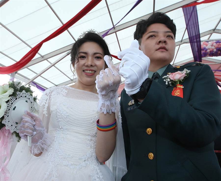獲頒「永浴愛河獎」的同志佳偶陳瑩宣中尉（右）與太太李沴稹（左），則配戴彩虹手環進入會場接受親友的祝福。(陳怡誠攝)