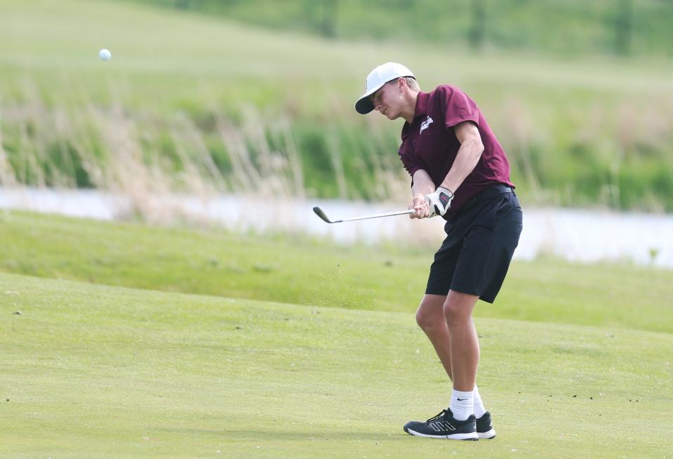 Judd Jirovsky, de Grundy Center, lanza la pelota desde la calle al primer hoyo durante el encuentro estatal de golf masculino Clase 2A en Coldwater Golf Links el martes 23 de mayo de 2023 en Ames, Iowa.  Jirovsky fue el medallista individual en 2A con una puntuación récord de 131 en 36 hoyos como estudiante de primer año.  Llevó al Grundy Center al título por equipos 2A.