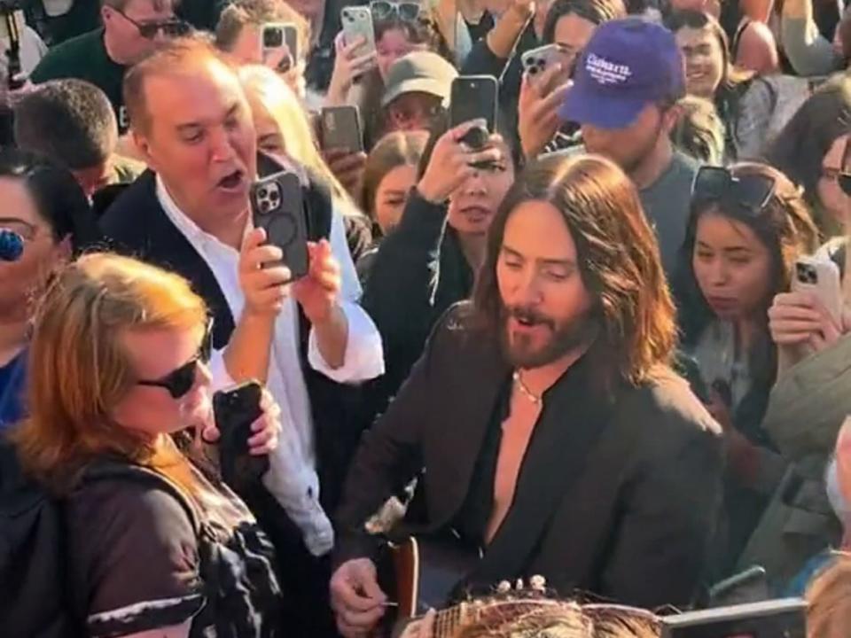 Jared Leto surprising fans at Piccadilly Circus with a singalong performance. Fans in Piccadilly Circus were left stunned as they were treated to a sing-a-long performance by 30 Seconds to Mars front man- Jared Leto. The video, filmed by long time fan Isabela Avellar, 30, on Sunday 2nd June shows Leto playing guitar and singing whilst making his way through crowds of excited fans. As he stops, people gather round him for a sing-a-long of one of the bands biggest hits, The Kill. Jared, who was in the UK to perform several concerts throughout June, had put out a message via Instagram telling his fans that he would be making a special appearance in Piccadilly Circus. 