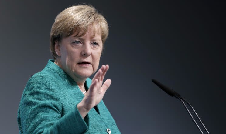 Angela Merkel muss einiges über sich ergehen lassen (Bild: AP)