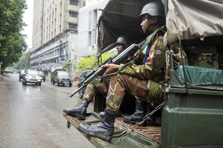 Efectivos del ejército patrullan las calles durante el toque de queda impuesto a raíz de la violencia durante las protestas contra la primera ministra Sheikh Hasina y su gobierno, en Dhaka, Bangladesh, lunes 5 de agosto de 2024. 