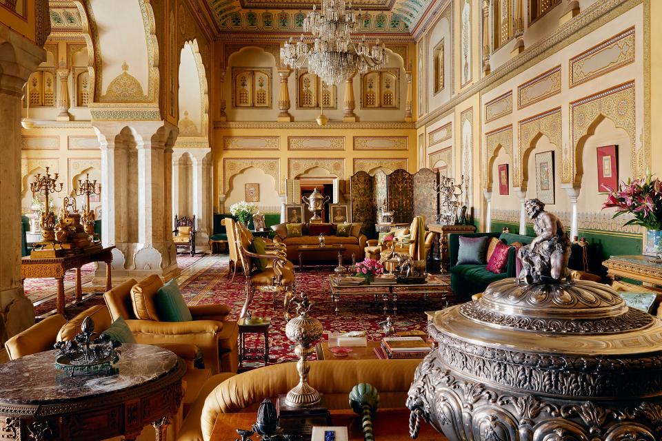 A sitting room inside the palace.