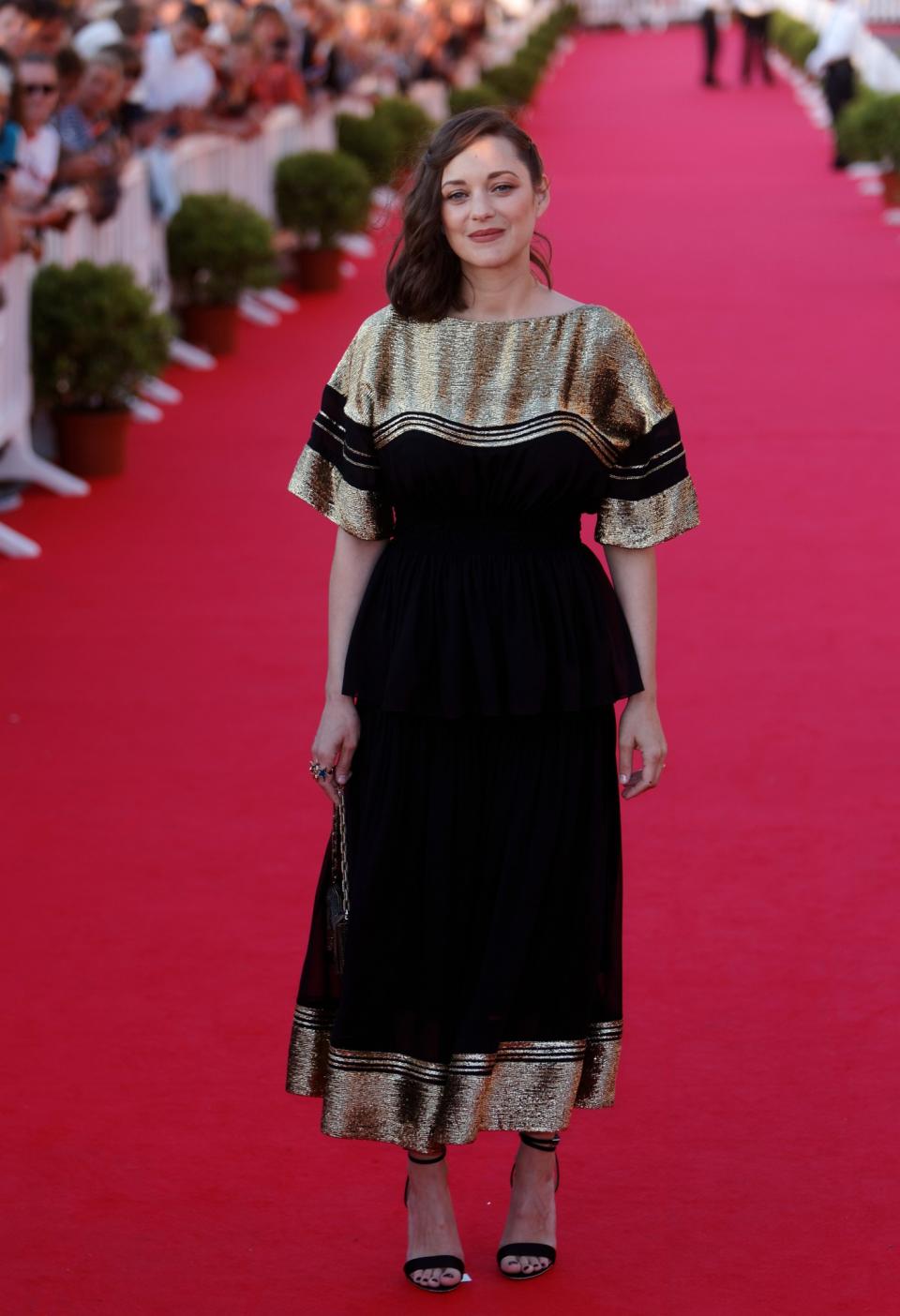 <p>Der französische Filmstar wählte für die Veranstaltung eine schwarz-goldene Robe von Chloé.<br>[Bild: Getty] </p>