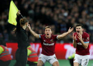 <p>Mark Noble und Aaron Cresswell von West Ham United sind beim Spiel gegen Brighton über eine Entscheidung der Schiedsrichterassistentin gar nicht erfreut. Die beiden Mannschaften trennten sich am Ende mit einem 2:2. (Bild: Reuters/David Klein) </p>