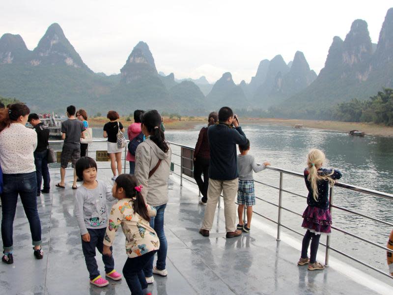 Vom Deck des Ausflugsbootes bietet sich ein guter Ausblick auf die Hügellandschaft rund um Guilin. Foto: Alexandra Frank