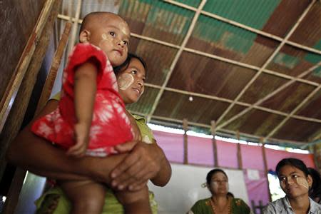 People wait to see a doctor at the Healthy Farm charity clinic at a monastery outside Yangon November 2, 2013. REUTERS/Soe Zeya Tun