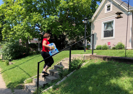 FILE PHOTO: Cincinnati DoorDash worker Renee Shell delivers an order from Walmart in Cincinnati, Ohio, U.S., July 1, 2018. REUTERS/Lisa Baertlein/File Photo