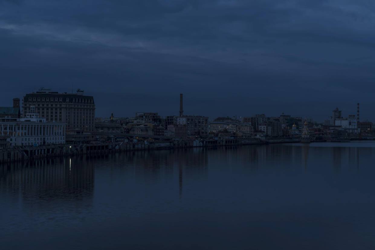 El crepúsculo cae en el barrio de Podil a lo largo del río Dniéper en Kiev, Ucrania, el 28 de octubre de 2022. (Brendan Hoffman/The New York Times)
