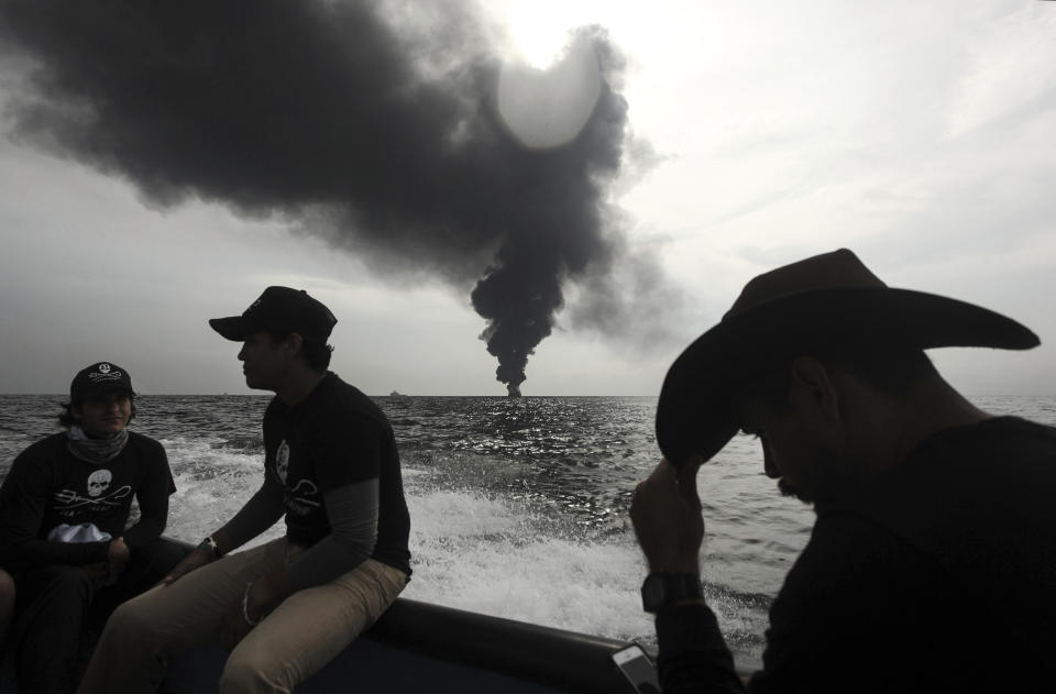 ARCHIVO - Integrantes de la organización para la conservación de la vida marina Sea Shepherd monitorean el carguero de petróleo Burgos, que permanece en llamas un día después de haberse incendiado cerca de la ciudad costera de Boca del Río, México, el 25 de septiembre de 2016. México se ha comprometido a que en 2030 el 43% de la energía que se genere proceda de fuentes no contaminantes. (AP Foto/Félix Márquez, Archivo)