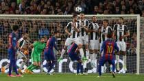 Football Soccer - FC Barcelona v Juventus - UEFA Champions League Quarter Final Second Leg - The Nou Camp, Barcelona, Spain - 19/4/17 Barcelona's Lionel Messi shoots at goal from a free kick Reuters / Albert Gea Livepic