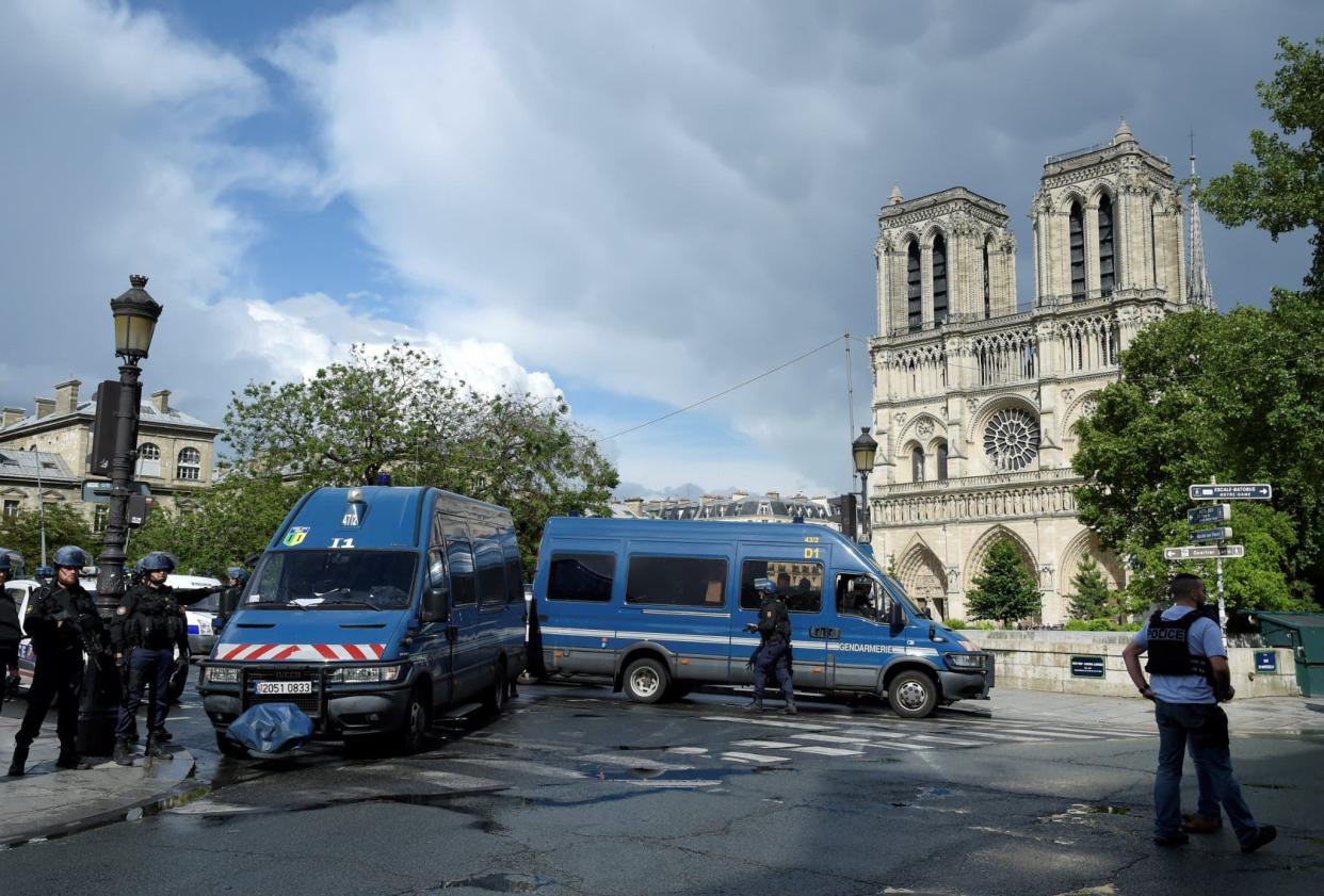 Les forces de l'ordre devant l'église de Notre-Dame de Paris, après l'attaque le 6 juin 2017. - Bertrand GUAY / AFP