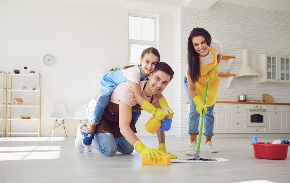 Um die unsichtbare Flora zu Hause in einem gesunden Gleichgewicht zu halten, wird Putzen mit üblichen Haushaltsreinigern empfohlen. Desinfektionsmittel sollten auch hier nur in Ausnahmesituationen eingesetzt werden, wenn beispielsweise ein Familienmitglied ansteckend erkrankt ist oder an einer Immunschwäche leidet. (Bild: iStock/Lacheev)