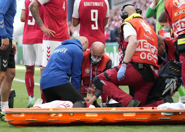 El jugador de fútbol Christian Eriksen fue atendido en segundos tras desplomarse en la cancha