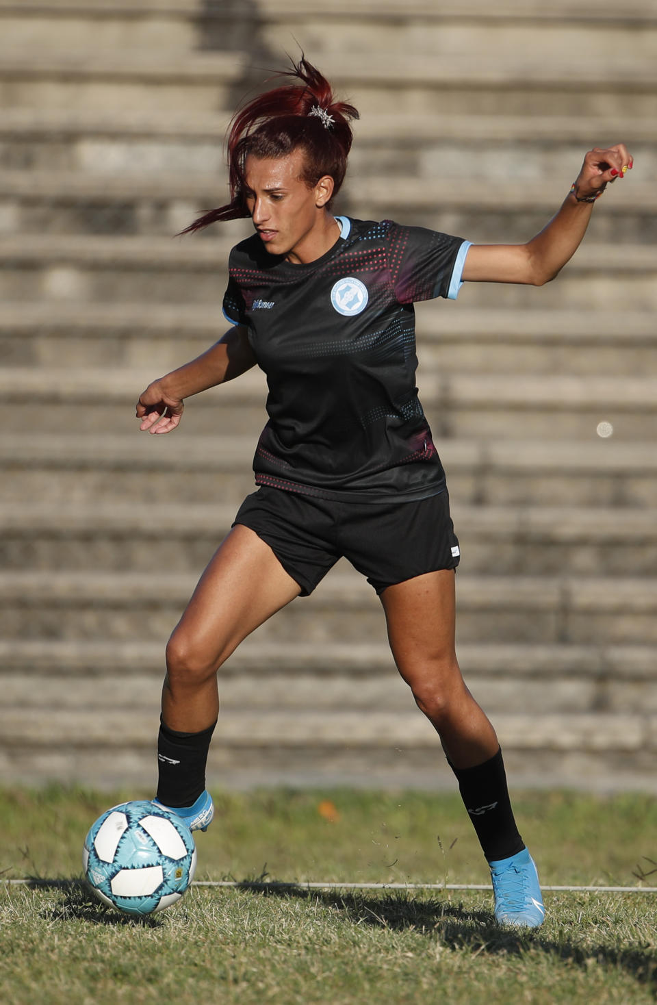 La futbolista Mara Gómez entrena con su club de primera división Villa San Carlos en La Plata, Argentina, el miércoles 12 de febrero de 2020. Gómez es una futbolista transgénero que por ahora sólo puede entrenar con el club mientras espera permiso de la Asociación del Fútbol Argentino (AFA). De obtenerla, sería la primera mujer trans en competir dentro de la primera división profesional del fútbol argentino (AP Foto/Natacha Pisarenko)